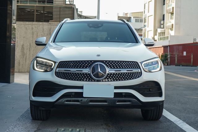 外匯正2021年、小改款4WD、AMG外觀套件、腳踢電尾、主動停車輔助、環景、倒顯、LED 魚排頭燈  第2張相片