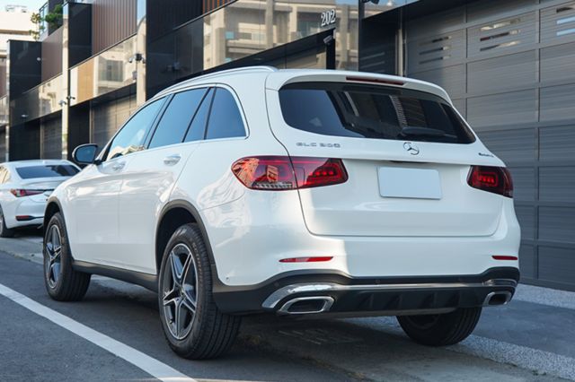 外匯正2021年、小改款4WD、AMG外觀套件、腳踢電尾、主動停車輔助、環景、倒顯、LED 魚排頭燈  第3張相片