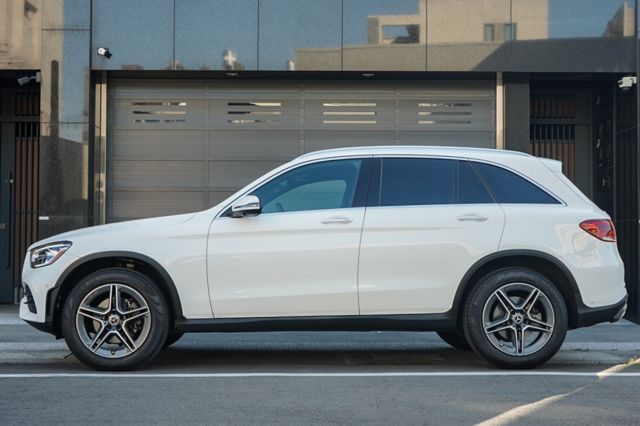 外匯正2021年、小改款4WD、AMG外觀套件、腳踢電尾、主動停車輔助、環景、倒顯、LED 魚排頭燈  第5張相片
