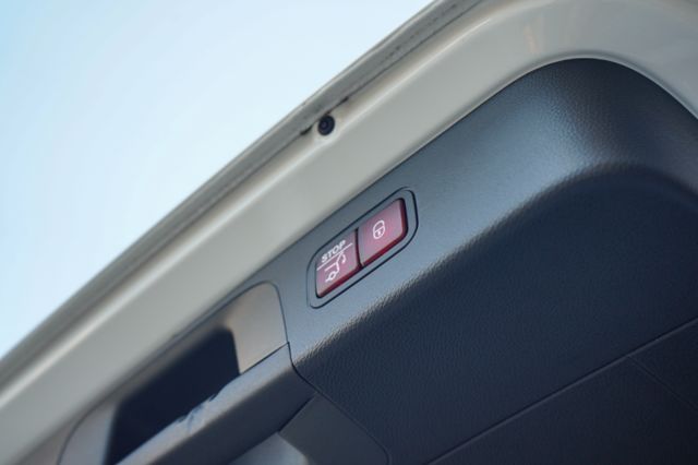 外匯正2021年、小改款4WD、AMG外觀套件、腳踢電尾、主動停車輔助、環景、倒顯、LED 魚排頭燈  第7張相片