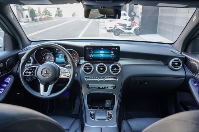 外匯正2021年、小改款4WD、AMG外觀套件、腳踢電尾、主動停車輔助、環景、倒顯、LED 魚排頭燈  第11張相片
