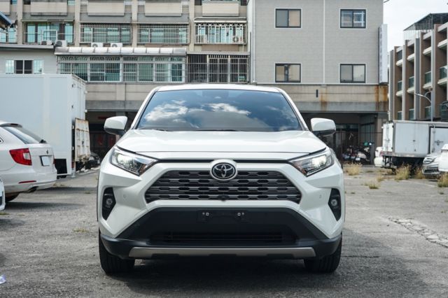 2.0旗艦版、里程僅跑2萬多、環景系統、ACC跟車、車偏警示、電動尾門與座椅、雙前電熱椅、6支揚聲器  第2張相片