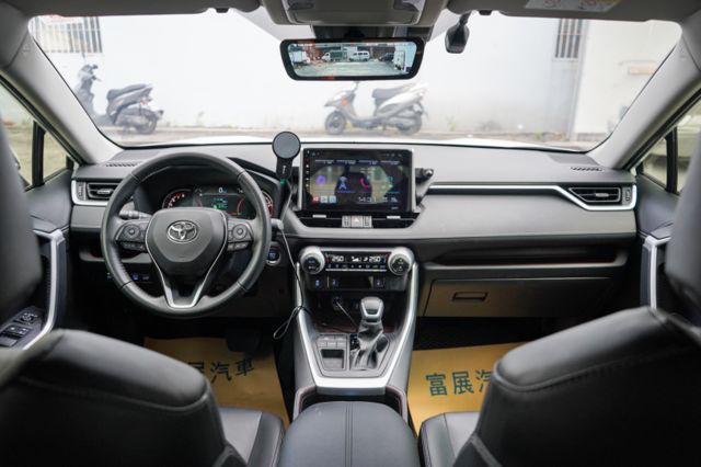 2.0旗艦版、里程僅跑2萬多、環景系統、ACC跟車、車偏警示、電動尾門與座椅、雙前電熱椅、6支揚聲器  第7張相片