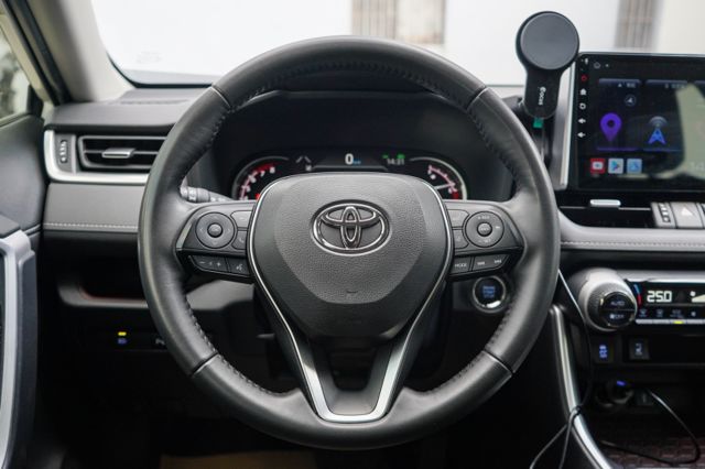 2.0旗艦版、里程僅跑2萬多、環景系統、ACC跟車、車偏警示、電動尾門與座椅、雙前電熱椅、6支揚聲器  第8張相片