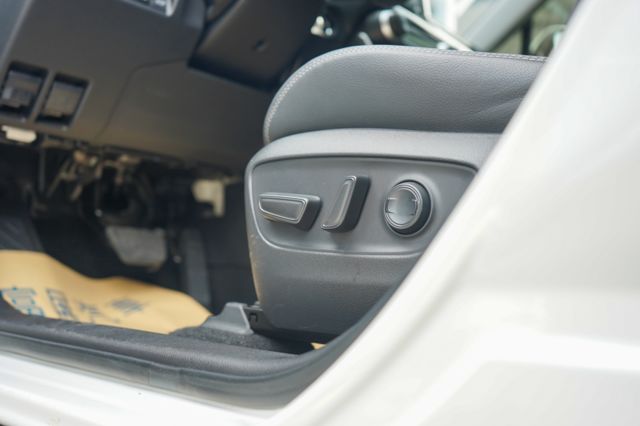 2.0旗艦版、里程僅跑2萬多、環景系統、ACC跟車、車偏警示、電動尾門與座椅、雙前電熱椅、6支揚聲器  第10張相片