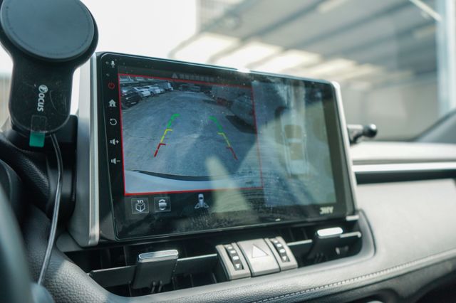 2.0旗艦版、里程僅跑2萬多、環景系統、ACC跟車、車偏警示、電動尾門與座椅、雙前電熱椅、6支揚聲器  第11張相片
