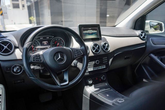 渦輪增壓、倒車顯影、自動停車、電動座椅、免KEY、電座與腰靠、換檔撥片、定速巡航  第11張相片