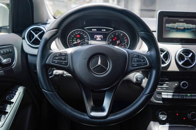 渦輪增壓、倒車顯影、自動停車、電動座椅、免KEY、電座與腰靠、換檔撥片、定速巡航  第13張相片