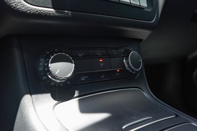 渦輪增壓、倒車顯影、自動停車、電動座椅、免KEY、電座與腰靠、換檔撥片、定速巡航  第15張相片