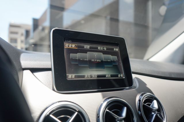 渦輪增壓、倒車顯影、自動停車、電動座椅、免KEY、電座與腰靠、換檔撥片、定速巡航  第17張相片