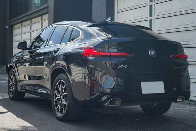 30i M Sport 4WD、渦輪增壓、環景系統、衛星導航、自動停車、電動尾門、空力套件、全景天窗  第3張相片