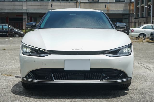 滿電可跑560公里、雙前冷熱通風椅、環景、電尾、車偏、ACC跟車、2WD、Meridian 環繞音響  第2張相片