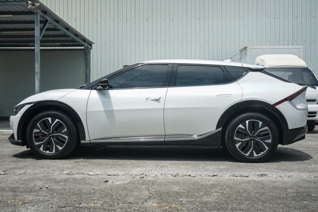 滿電可跑560公里、雙前冷熱通風椅、環景、電尾、車偏、ACC跟車、2WD、Meridian 環繞音響  第5張相片