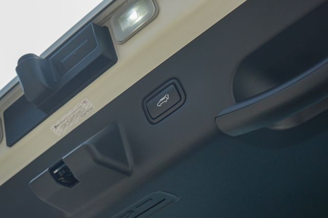 滿電可跑560公里、雙前冷熱通風椅、環景、電尾、車偏、ACC跟車、2WD、Meridian 環繞音響  第9張相片