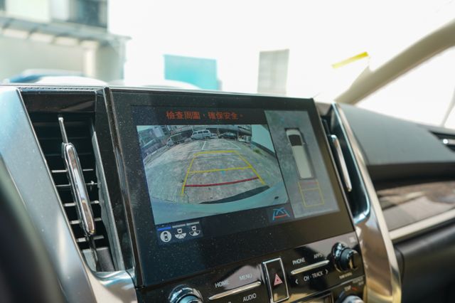白內裝油電版、整備中、雙前冷熱座椅、後座摺疊桌、衛星導航、後座影音系統、環景系統、電動尾門  第13張相片