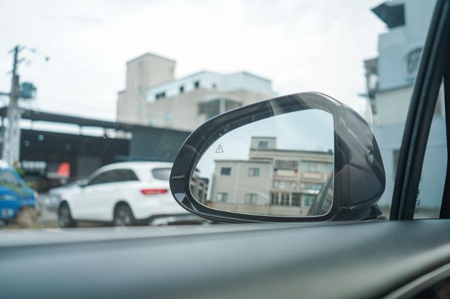 油電車、渦輪增壓、電動座椅、電子後視鏡、ACC跟車、車偏警示、電動尾門、盲點  第12張相片