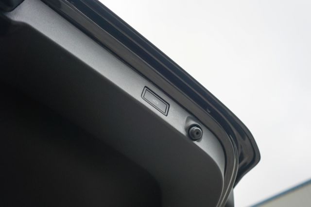 SB版、里程僅跑2萬5、原廠保固至2028/11/23、電尾、環景、導航、跟車、免KEY  第9張相片