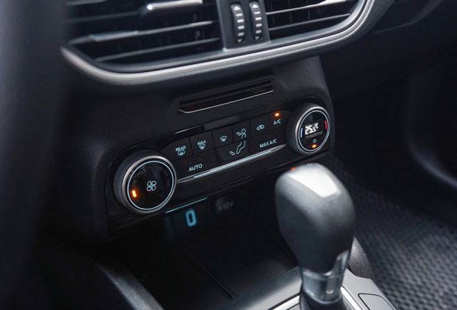 Ti-VCT成真版1.5、里程僅跑2萬多、環景系統、盲點、定速、都會代步首選好車  第15張相片