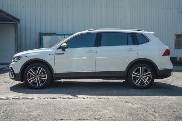 2023年11月出廠、7人座、里程僅跑2萬多、環景、電動尾門、盲點、電動座椅、整備中  第5張相片