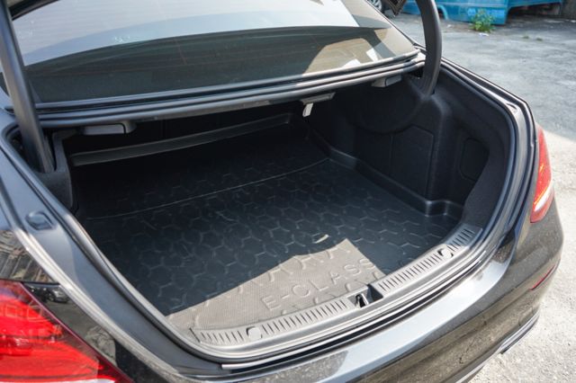 2017年出廠18年領牌小改款、里程9萬多、電動座椅、倒車顯影、盲點、天窗、導航、電動方向盤、整備中  第9張相片