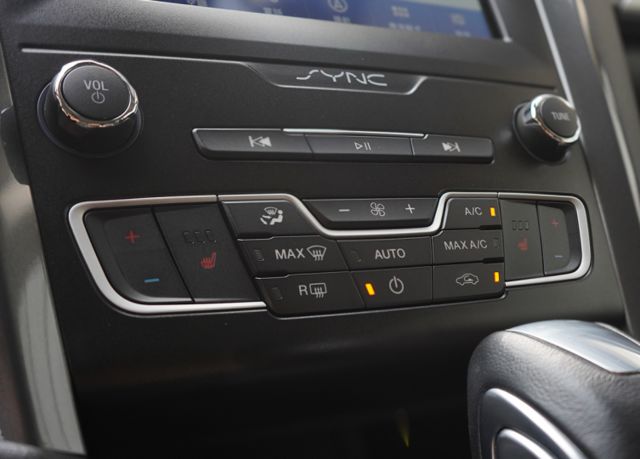 油電混和2.0、環景、導航、雙前電動座椅、免KEY、電熱椅、ACC跟車、定速、盲點  第15張相片