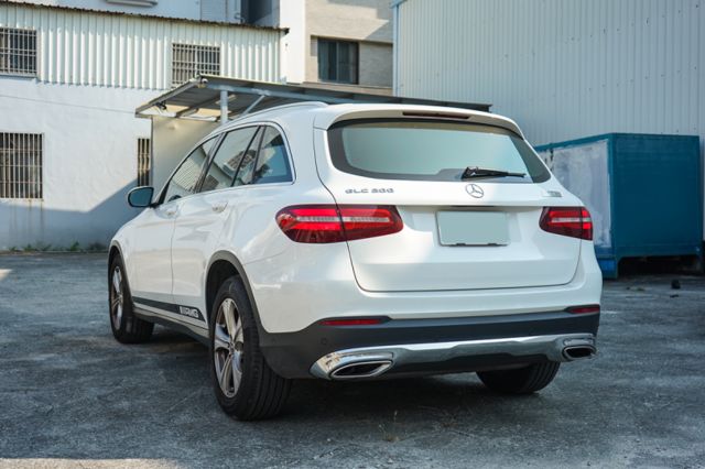 渦輪增壓、里程14萬、、自動停車、電動尾門、免KEY、換撥、盲點、定速、後輪驅動、電動方向盤、整備中  第3張相片