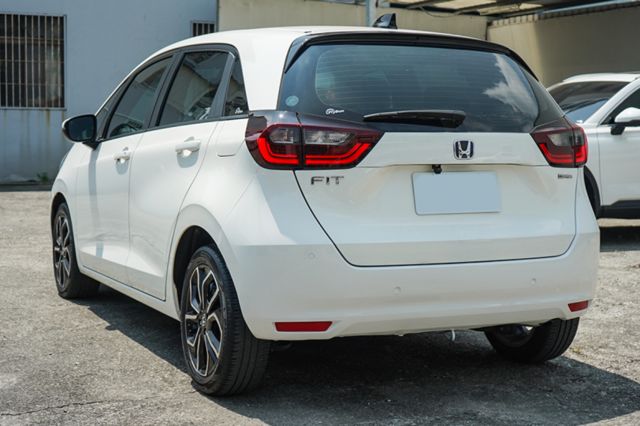 油電版、里程僅跑2萬多、倒車顯影、免KEY、定速、車偏警示、跟車、盲點、電子後視鏡、整備中  第3張相片