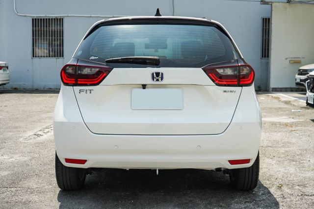 油電版、里程僅跑2萬多、倒車顯影、免KEY、定速、車偏警示、跟車、盲點、電子後視鏡、整備中  第4張相片