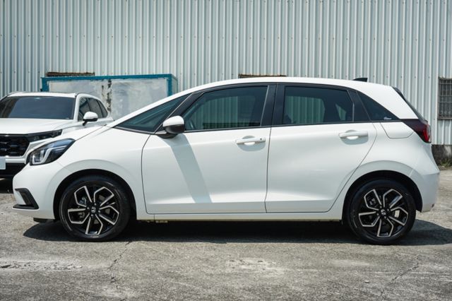 油電版、里程僅跑2萬多、倒車顯影、免KEY、定速、車偏警示、跟車、盲點、電子後視鏡、整備中  第5張相片