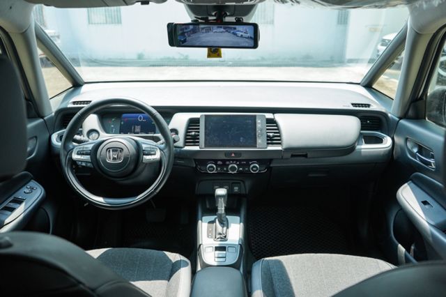 油電版、里程僅跑2萬多、倒車顯影、免KEY、定速、車偏警示、跟車、盲點、電子後視鏡、整備中  第7張相片