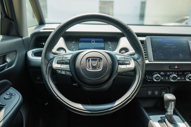 油電版、里程僅跑2萬多、倒車顯影、免KEY、定速、車偏警示、跟車、盲點、電子後視鏡、整備中  第8張相片