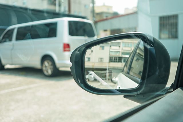 油電版、里程僅跑2萬多、倒車顯影、免KEY、定速、車偏警示、跟車、盲點、電子後視鏡、整備中  第10張相片