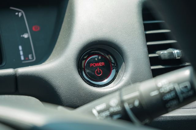 油電版、里程僅跑2萬多、倒車顯影、免KEY、定速、車偏警示、跟車、盲點、電子後視鏡、整備中  第12張相片