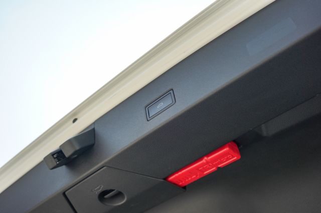 R版2.0、里程僅跑6萬、Beats音響、電動座椅、倒車顯影、方向盤加熱、電動尾門、整備中  第9張相片