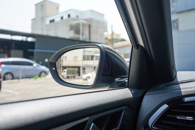 R版2.0、里程僅跑6萬、Beats音響、電動座椅、倒車顯影、方向盤加熱、電動尾門、整備中  第11張相片