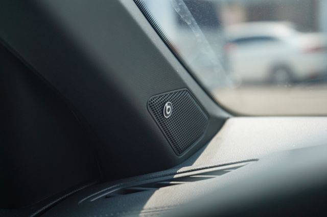 R版2.0、里程僅跑6萬、Beats音響、電動座椅、倒車顯影、方向盤加熱、電動尾門、整備中  第12張相片