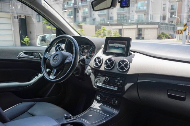 渦輪增壓、倒車顯影、自動停車、電動座椅、免KEY、電座與腰靠、換檔撥片、定速巡航  第9張相片