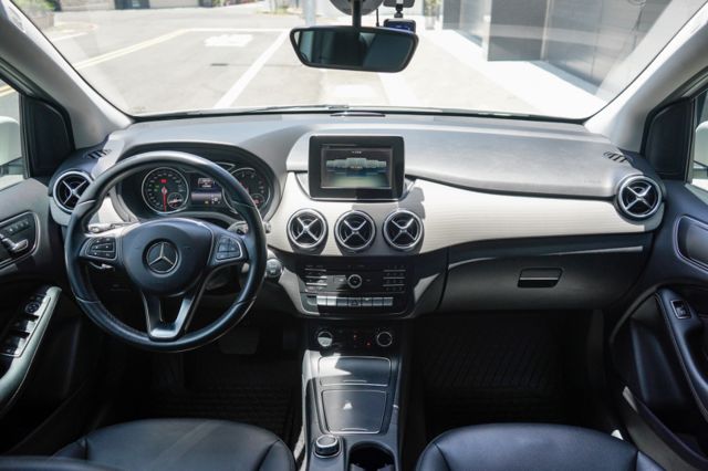 渦輪增壓、倒車顯影、自動停車、電動座椅、免KEY、電座與腰靠、換檔撥片、定速巡航  第10張相片