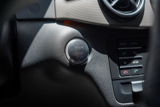 渦輪增壓、倒車顯影、自動停車、電動座椅、免KEY、電座與腰靠、換檔撥片、定速巡航  第19張相片