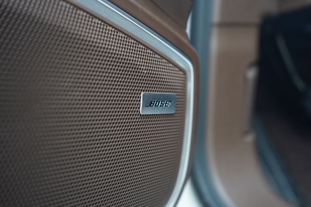 全景天窗、全吸門、Bose音響、選配卡拉拉白與深咖啡色內裝套件、電動座椅、倒車顯影、電尾門  第9張相片