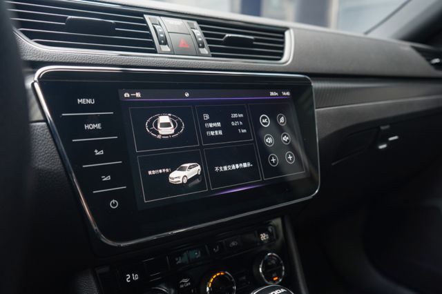 sport line 4*4版、渦增、倒顯、導航、免KEY、定速、跟車、電尾、電動座椅、全景天窗  第15張相片