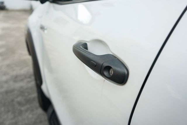 4wd 柴油2.8、里程1萬多、渦輪增壓、雙前通風座椅、環景、導航、電座、跟車、免key、電子後視鏡、整備中  第14張相片