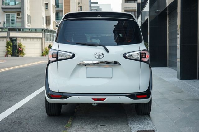 豪華+1.8、里程6萬多、單邊電動門、導航、倒車顯影、盲點、免key、定速、抬顯  第4張相片