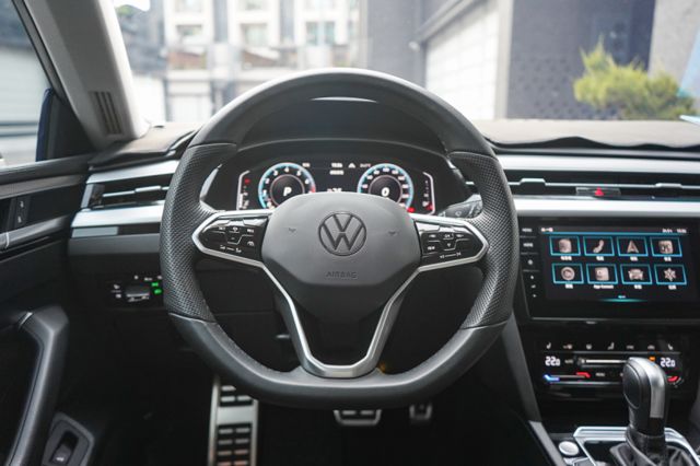 SB版、里程僅跑2萬5、原廠保固至2028/11/23、電尾、環景、導航、跟車、免KEY  第13張相片