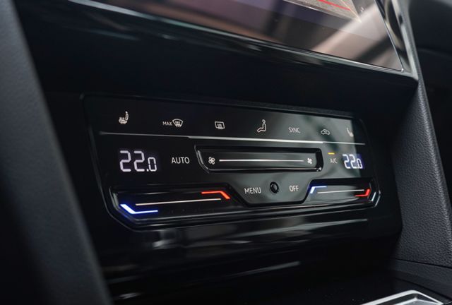 SB版、里程僅跑2萬5、原廠保固至2028/11/23、電尾、環景、導航、跟車、免KEY  第15張相片