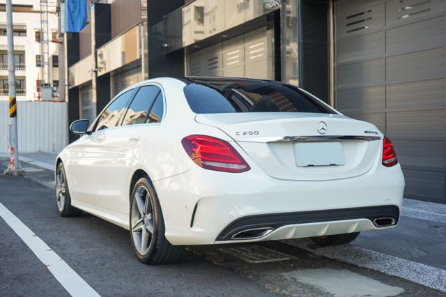 AMG、里程5萬多、渦輪增壓、電動座椅、自動停車、天窗、倒車顯影、免KEY、換檔撥片、電動腰靠、空力套件  第3張相片