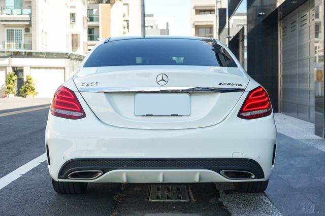 AMG、里程5萬多、渦輪增壓、電動座椅、自動停車、天窗、倒車顯影、免KEY、換檔撥片、電動腰靠、空力套件  第4張相片
