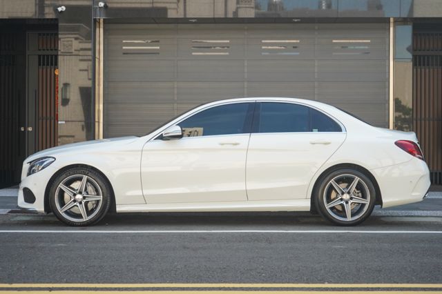 AMG、里程5萬多、渦輪增壓、電動座椅、自動停車、天窗、倒車顯影、免KEY、換檔撥片、電動腰靠、空力套件  第5張相片