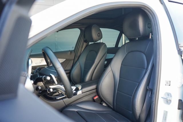 AMG、里程5萬多、渦輪增壓、電動座椅、自動停車、天窗、倒車顯影、免KEY、換檔撥片、電動腰靠、空力套件  第7張相片