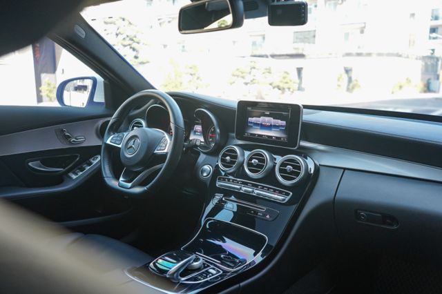 AMG、里程5萬多、渦輪增壓、電動座椅、自動停車、天窗、倒車顯影、免KEY、換檔撥片、電動腰靠、空力套件  第9張相片